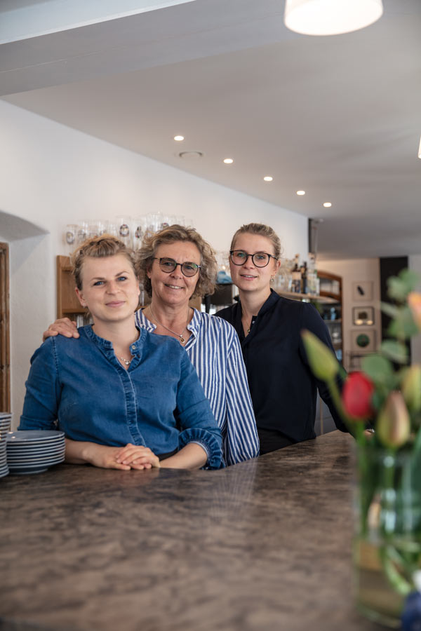 cafelottebar team-at-work-03-600.jpeg